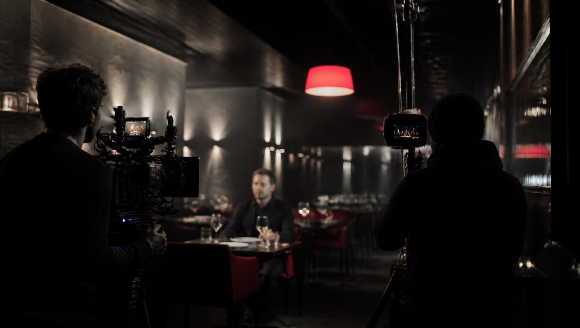 Troupe TubeItaly durante le riprese di uno spot in un ristorante